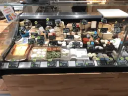 552-biocoop-salagou-magasin-bio-etalage-fromage-coupe-service.webp