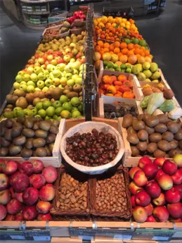 552-biocoop-salagou-magasin-bio-etalage-fruit.webp