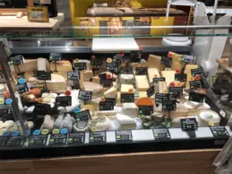 552-biocoop-salagou-magasin-bio-fromage-etalage-coupe-local-lait.webp